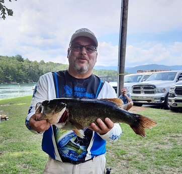 Robertson with nice 5.5 lber.jpg